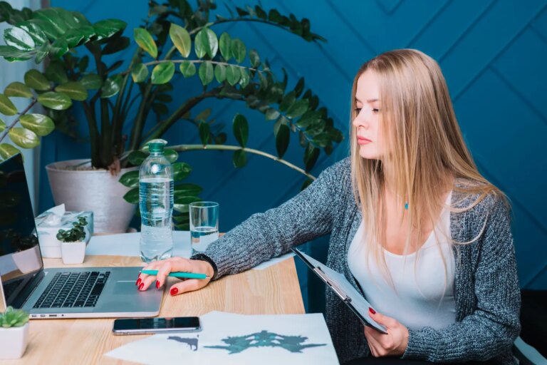 Surfshark propose des solutions pour séparer achats professionnels et navigation personnelle.