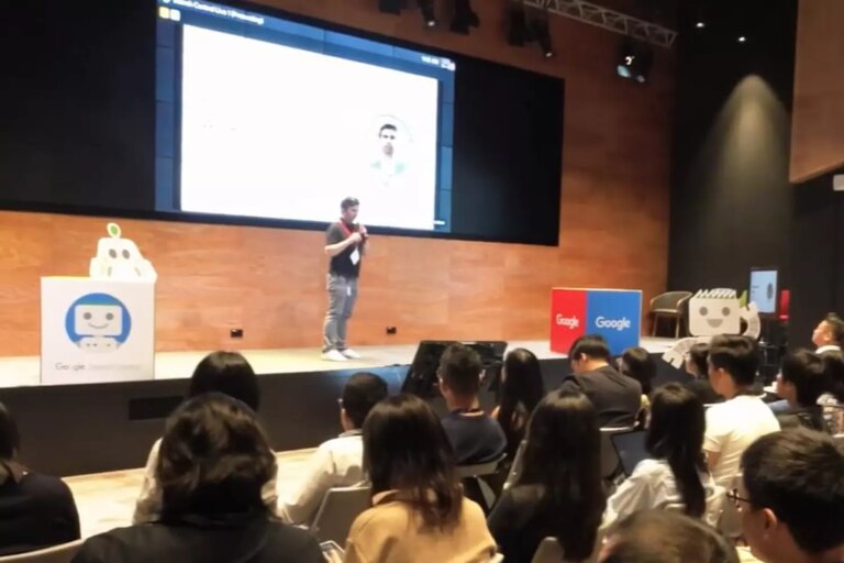 Google renforce ses outils pour contrer l’AI Slop dans Discover en France.
