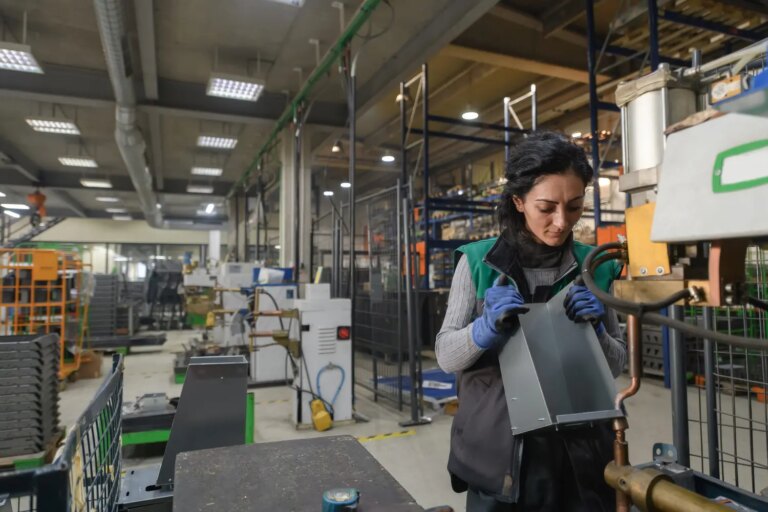 Repli modéré de l’activité du secteur privé en France en juin, selon les données économiques.