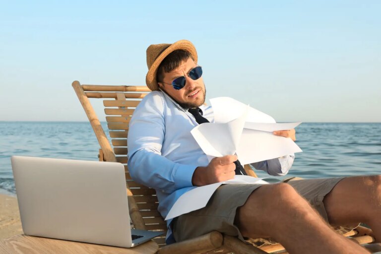 Rappel d’un salarié en vacances : cadre légal en France face à cette situation.
