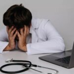 Licenciement d’un médecin en arrêt maladie : décision de justice favorable obtenue