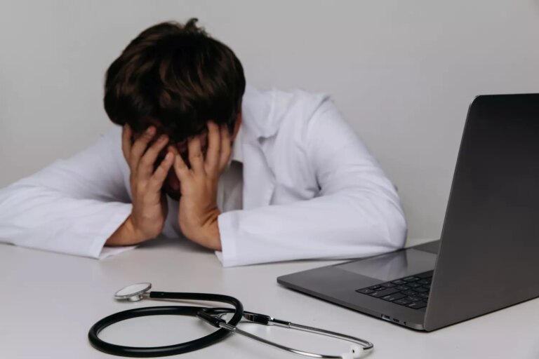 Licenciement d’un médecin en arrêt maladie : décision de justice favorable obtenue