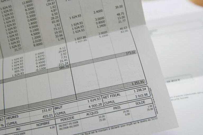 Revenu mensuel inférieur à 1 200 euros : définition du seuil de pauvreté en France.
