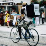 Uber Eats et Deliveroo suspendent les livraisons durant les vagues de chaleur pour protéger leurs livreurs.