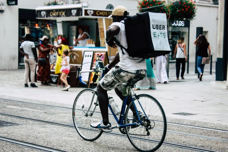 Uber Eats et Deliveroo suspendent les livraisons durant les vagues de chaleur pour protéger leurs livreurs.
