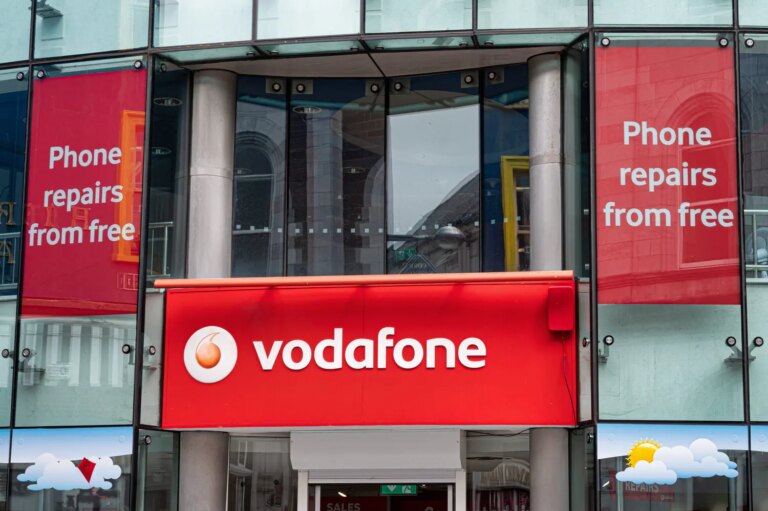 Xavier Niel investit 5,1 milliards d’euros pour devenir premier actionnaire de Vodafone.