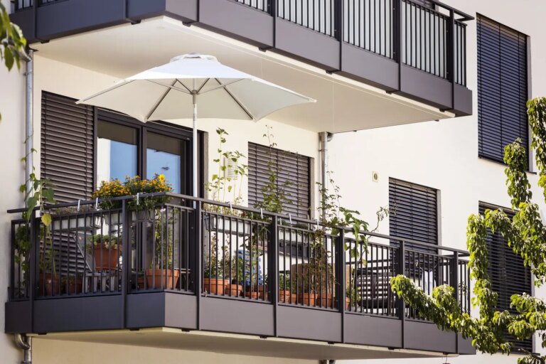 Amende de 750 euros pour les infractions liées aux fenêtres et balcons en été.