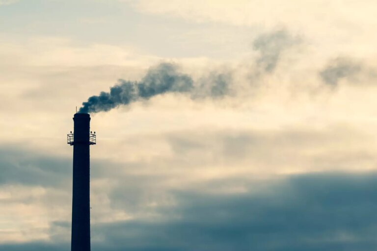 L’Union européenne prolonge les délais de réduction des émissions pour l’industrie.