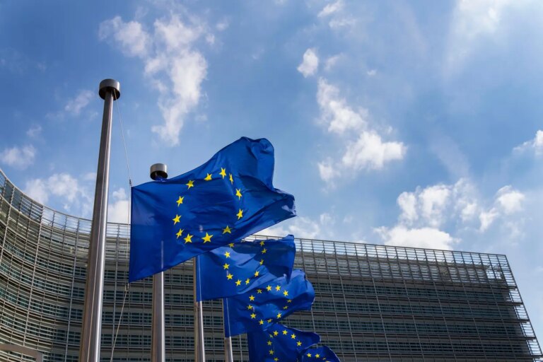 L’Union européenne impose à Google une amende de 890 millions d’euros pour pratiques anticoncurrentielles.