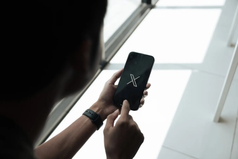 Le réseau social X introduit un compte rémunéré avec Visa pour abonnés X Premium aux États-Unis.