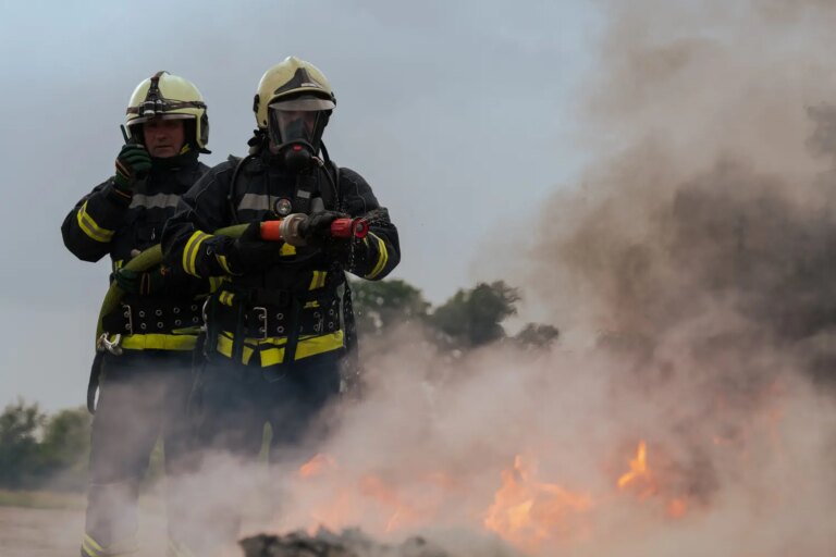 Le gouvernement français mobilise des ressources face à une crise d’incendies majeurs.