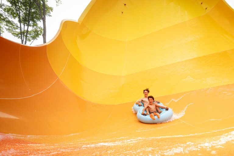 Cris de joie et de peur rapportés au parc aquatique de Bromont durant une journée d’affluence.