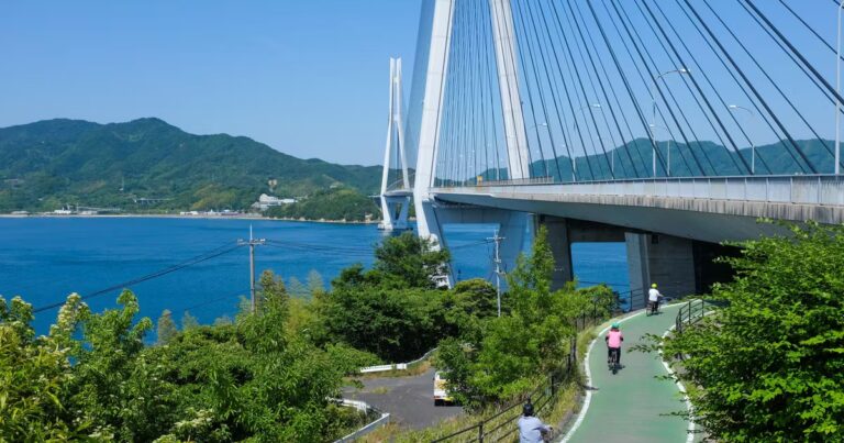 À vélo sur le Shimanami Kaido : exploration des paysages japonais et de leur culture.