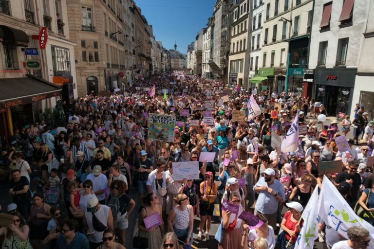 Cortège à Paris : des manifestants dénoncent les violences sexuelles envers les enfants.