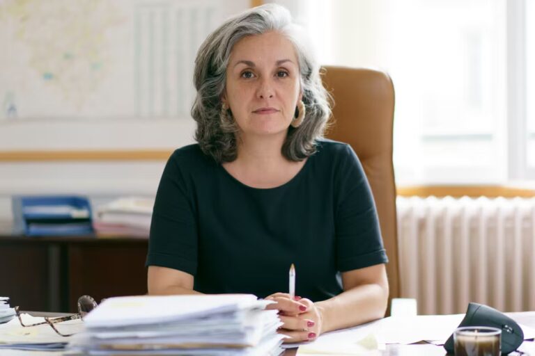 Tri des enfants en danger : une journée avec magistrats et enquêteurs en France