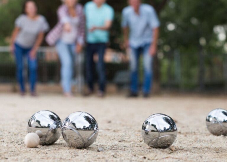 Une femme blessée lors d’une partie de pétanque à Marseille porte plainte contre les propriétaires.