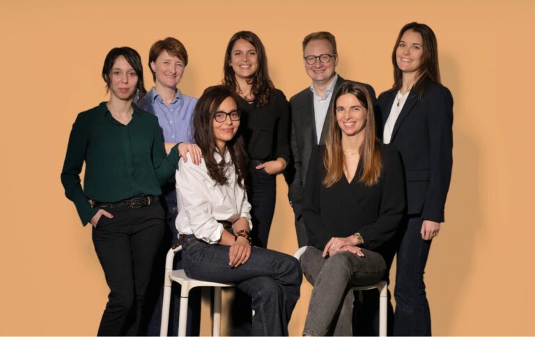 M21 Avocats inaugure sa plaque au siège de son cabinet en France.