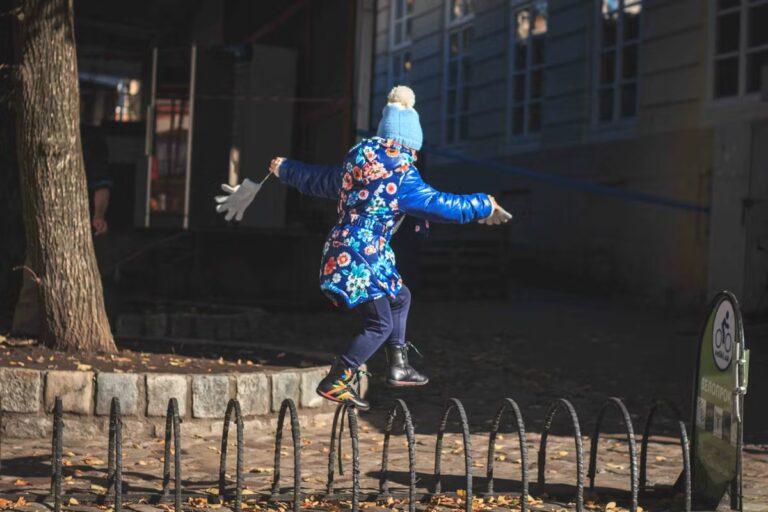 Des sociologues plaident pour des villes plus accueillantes pour les enfants, selon Clément Rivière.