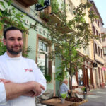 Kévin Stroh, vainqueur du prix Jeune chef espoir, présente sa cuisine à Strasbourg.