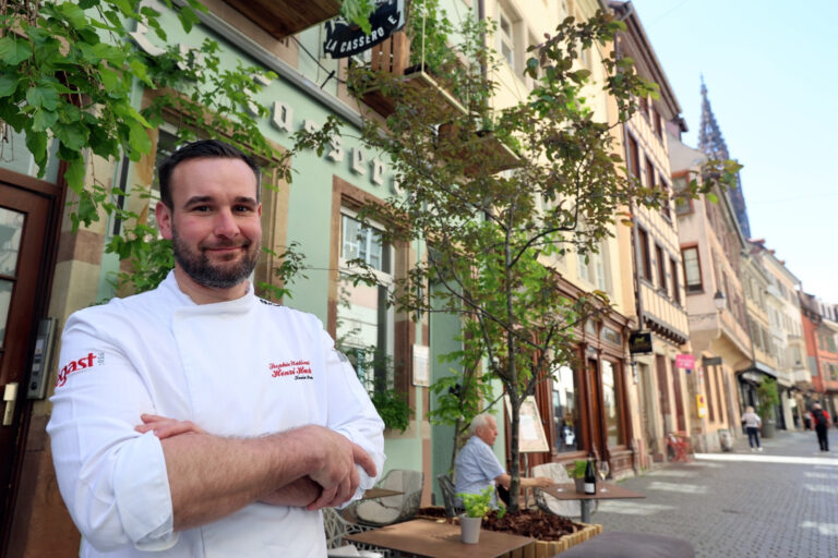 Kévin Stroh, vainqueur du prix Jeune chef espoir, présente sa cuisine à Strasbourg.
