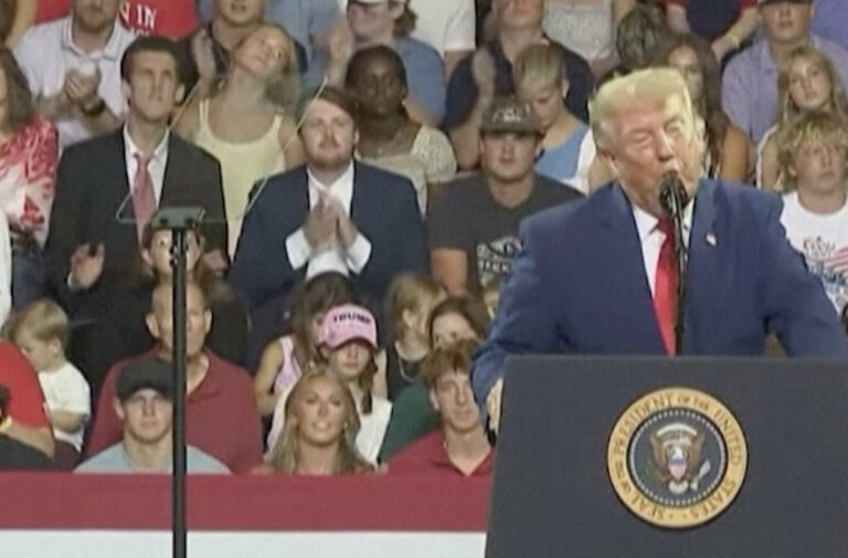 Un participant imite Donald Trump lors d’un discours, perturbant le meeting.