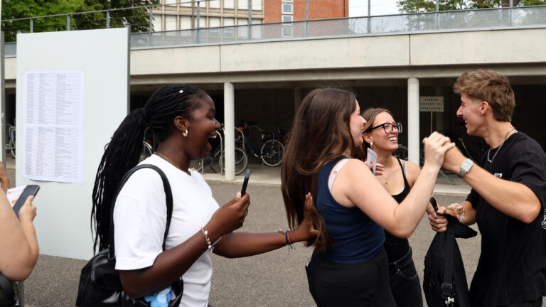 Résultats du baccalauréat : des étudiants de Strasbourg célèbrent leur réussite.