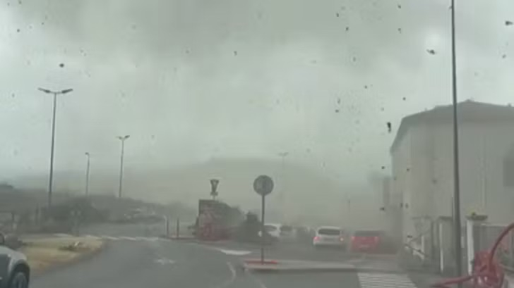 Tornade près de Saint-Étienne : de nombreux dégâts matériels signalés dans la région.