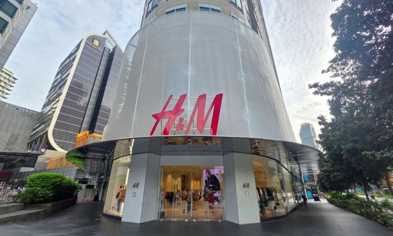 H&M présente une jupe portefeuille adaptée pour un été durable et confortable.
