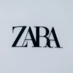 Zara présente une blouse en dentelle comme pièce phare de la mode estivale.