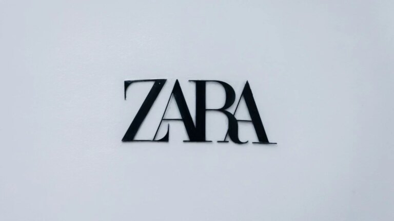 Zara présente une blouse en dentelle comme pièce phare de la mode estivale.