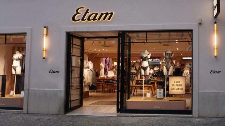 Pantalon large à pinces Etam : une coupe adaptée à toutes les morphologies en France.