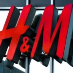 H&M présente une minijupe brodée pour des looks d’été élégants et modernes.