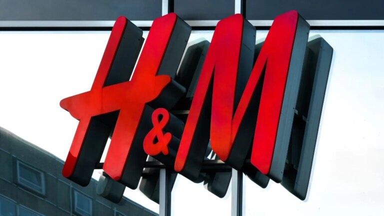 H&M présente une minijupe brodée pour des looks d’été élégants et modernes.