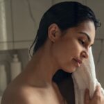 Importance de se sécher après la douche pour éviter les infections cutanées en été.