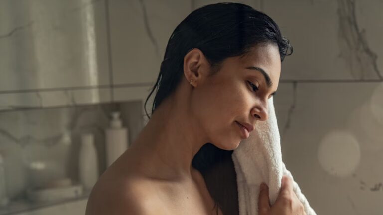 Importance de se sécher après la douche pour éviter les infections cutanées en été.