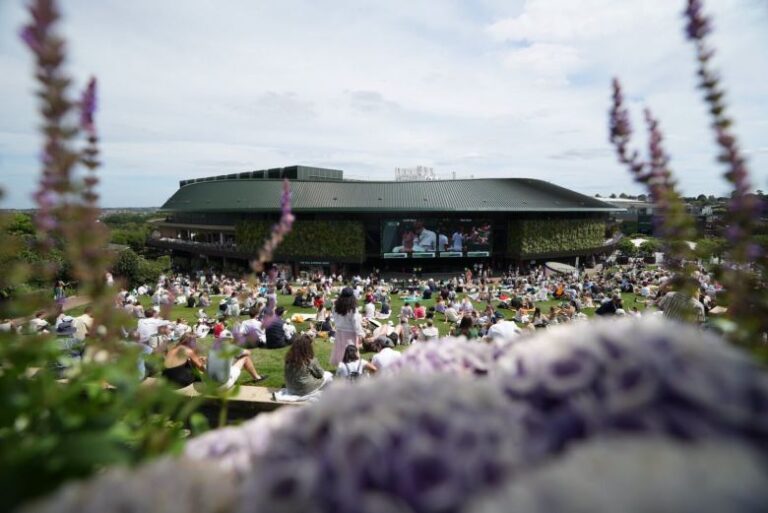 Résultats des matchs du jour à Wimbledon : performances des joueurs et scores à suivre.