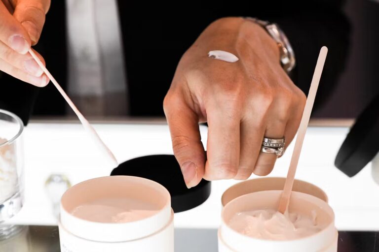 Crème « quantique » : l’industrie cosmétique face aux critiques sur son vocabulaire pseudoscientifique