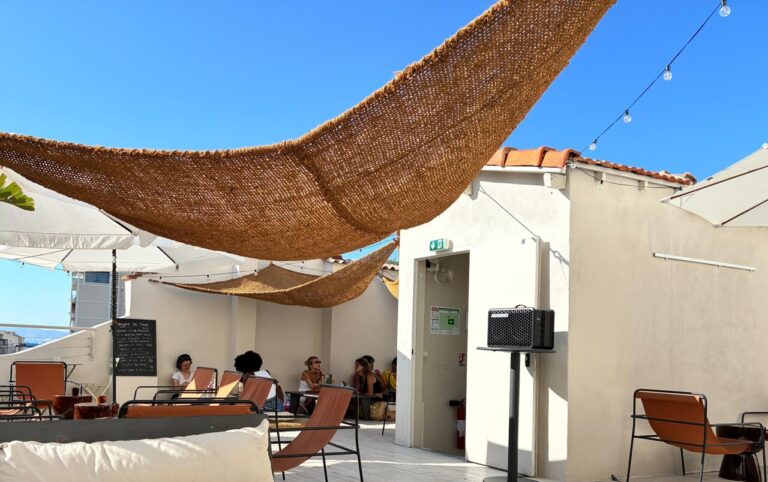Fermeture du rooftop : le gérant d’un bar continue d’accueillir ses amis sur place