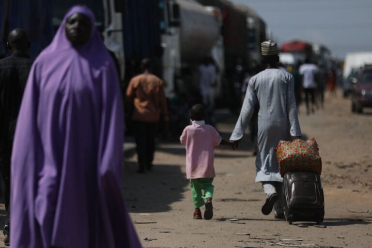 Au moins 30 morts lors d’une attaque armée dans un village du pays.