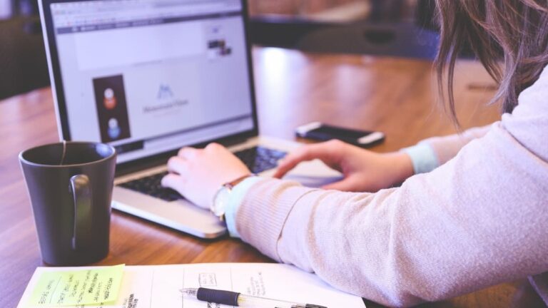 Seulement 28 % des micro-entrepreneurs de 2018 restent actifs, malgré un chiffre d’affaires élevé.
