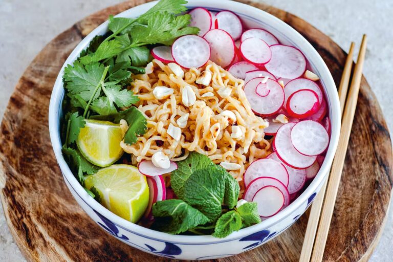 Salade de nouilles froides et radis : une recette fraîche à découvrir pour les amateurs de cuisine.