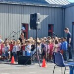 Sud Manche : Initiations musicales des élèves sur scène renforcent l’engagement artistique.