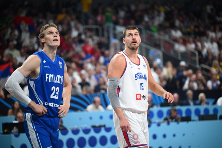 Nikola Jokic célèbre la victoire de son cheval lors d’une course en Serbie.