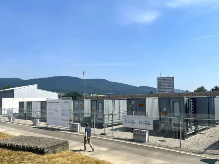 Suisse : lancement de la production de batteries à grande échelle pour le stockage d’énergie.