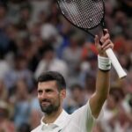 Novak Djokovic remporte le match contre Stefanos Tsitsipas en trois sets à Wimbledon