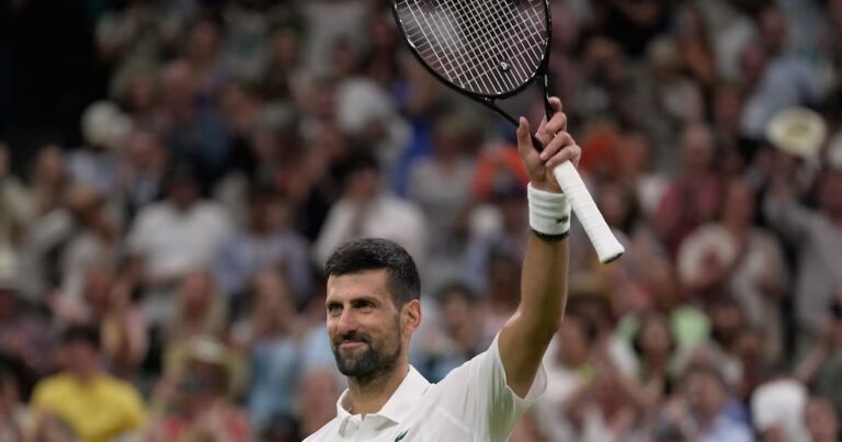 Novak Djokovic remporte le match contre Stefanos Tsitsipas en trois sets à Wimbledon