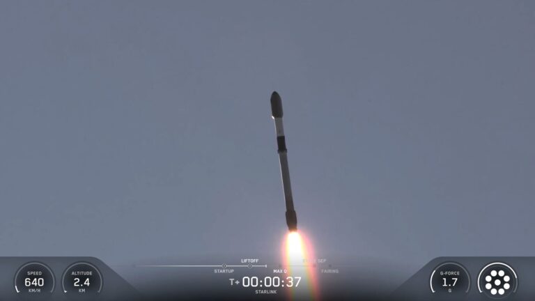 SpaceX Falcon 9 lance 35e mission, déploie satellites Starlink en orbite.