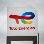 TotalEnergies double son bénéfice, suscitant des critiques de la gauche en France.