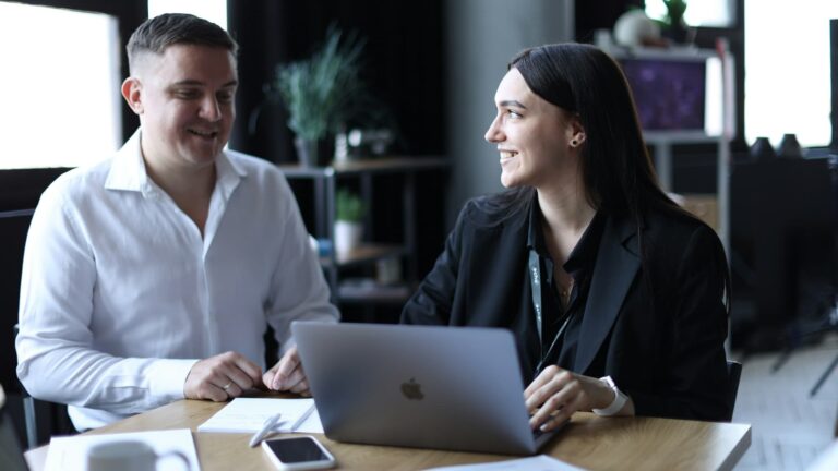 Cinq méthodes efficaces pour identifier des clients B2B sans perte de temps.