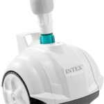 Intex présente son aspirateur robot Bottom ZX50, modèle blanc et bleu, sur le marché européen.